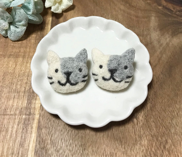 ねこブローチ(白グレー) 1枚目の画像