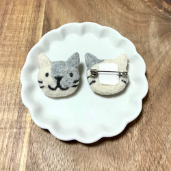 ねこブローチ(白グレー) 2枚目の画像