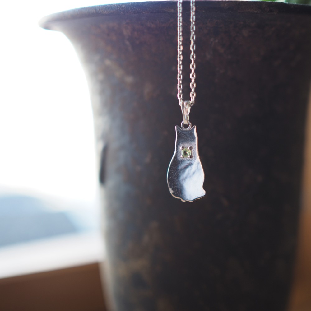 猫シルエットペリドットペンダント (エジプト座り)