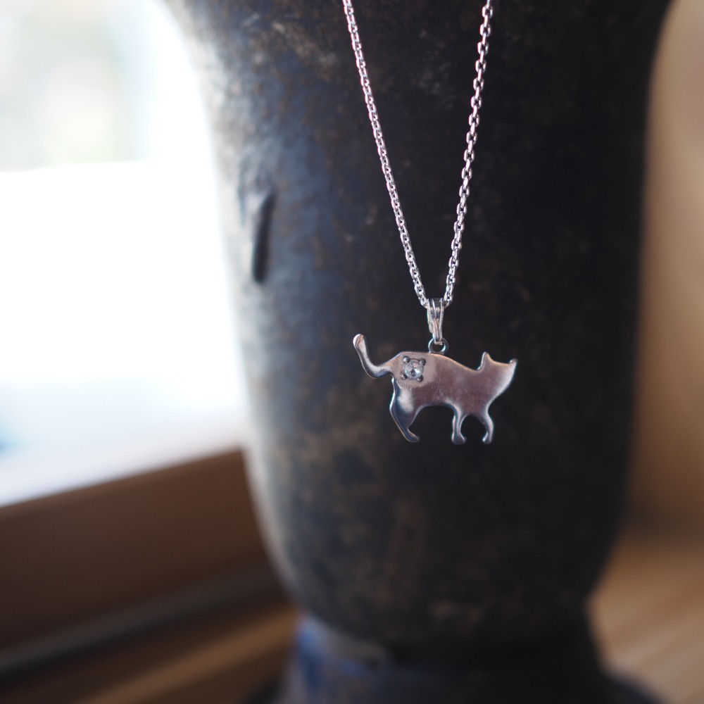 猫シルエットムーンストーンペンダント (歩き猫)