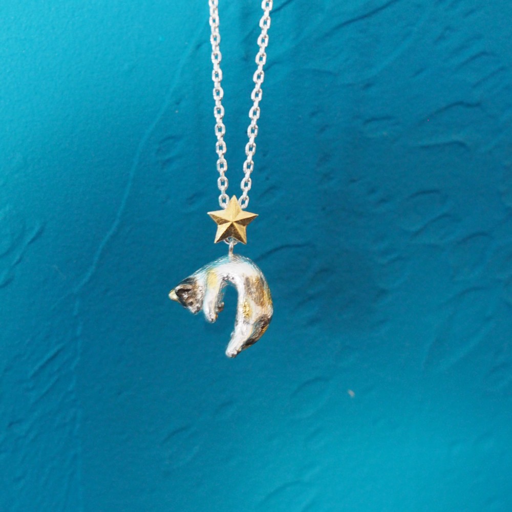 星と旅する三毛猫ペンダント