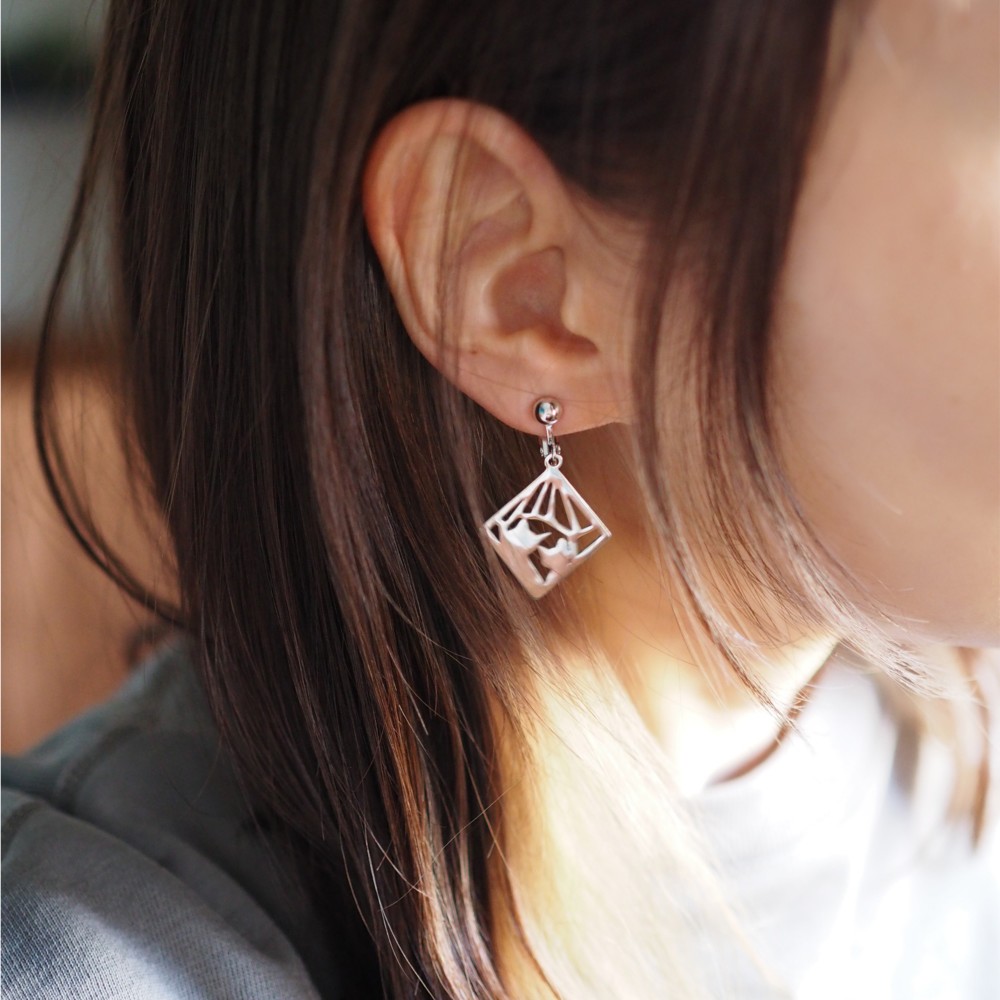 帰りを待つ2匹の猫イヤリング 片耳