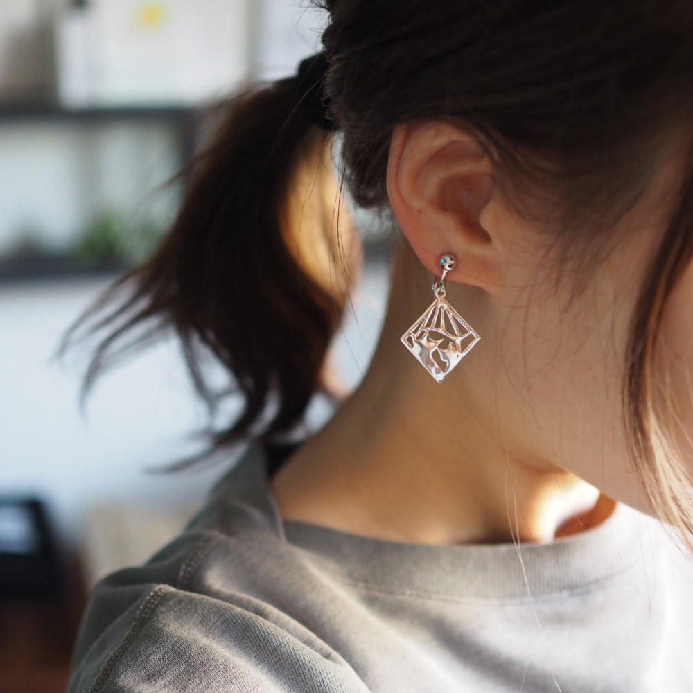 帰りを待つ2匹の猫イヤリング 片耳