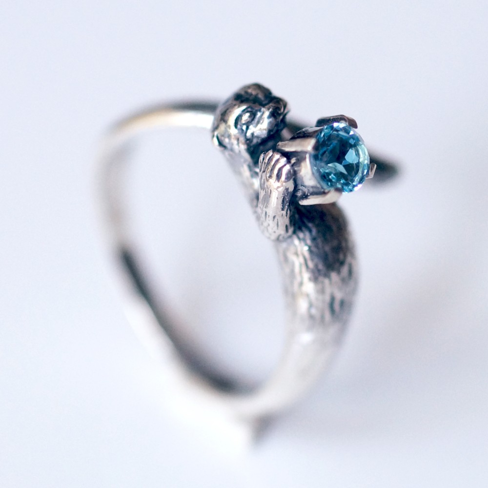 ブルートパーズを持ったコツメカワウソリング