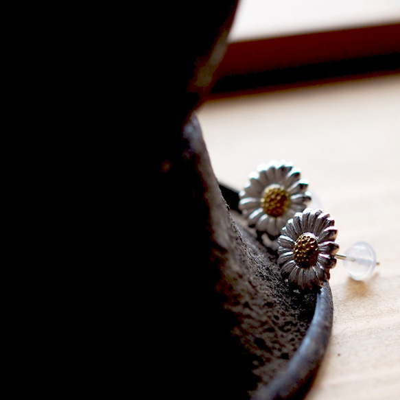 一隻小雛菊耳環一隻耳朵 第3張的照片