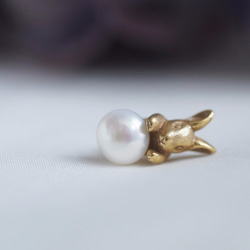 珍珠和兔子的耳環／復古 單耳 第3張的照片