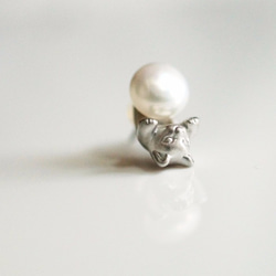 珍珠和貓咪的耳環／霧面銀 單耳 第3張的照片