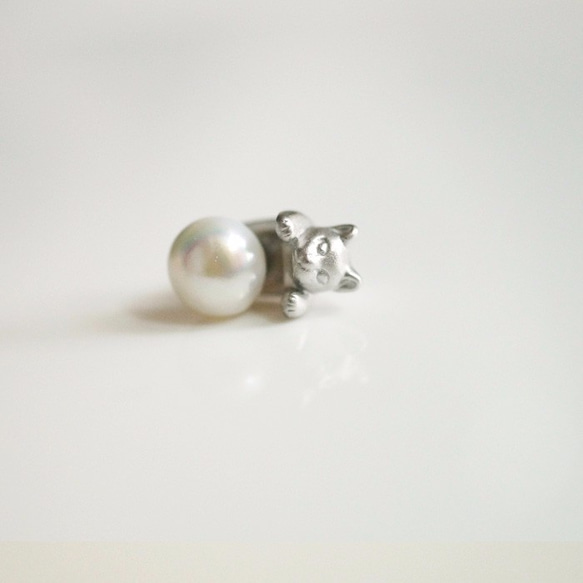 珍珠和貓咪的耳環／霧面銀 單耳 第4張的照片