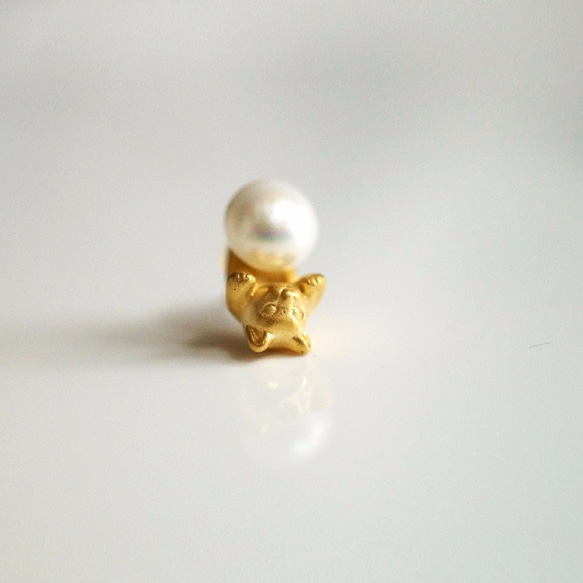 珍珠和貓咪的耳環／霧面金 單耳 第2張的照片