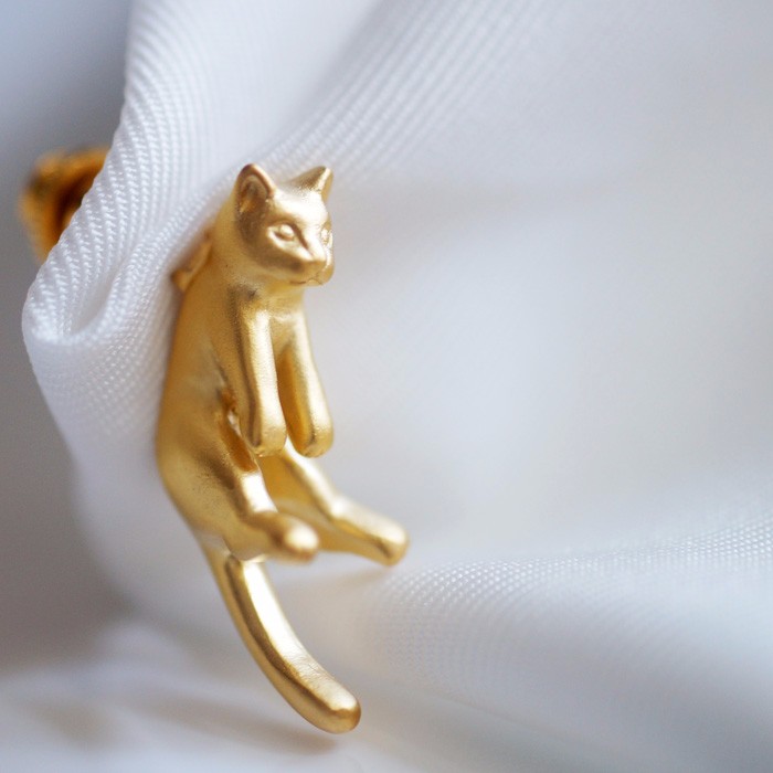 猫ピンブローチ（グリ）マットゴールド