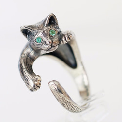指に巻きつく猫リング ピクシー（エメラルドの瞳） 指輪・リング