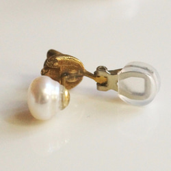 珍珠和貓咪的夾式耳環／復古 單耳 第5張的照片