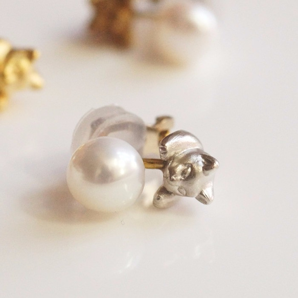 珍珠和貓咪的夾式耳環／銀 單耳 第2張的照片