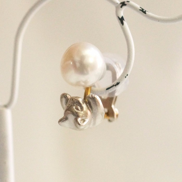 珍珠和貓咪的夾式耳環／銀 單耳 第4張的照片