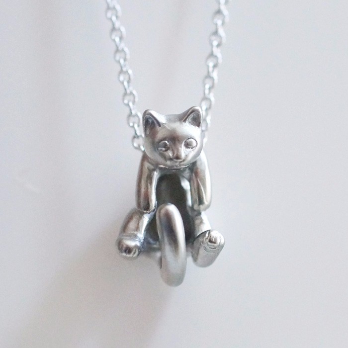 グリとラテュの猫ペンダント　ラテュ（マットシルバー）