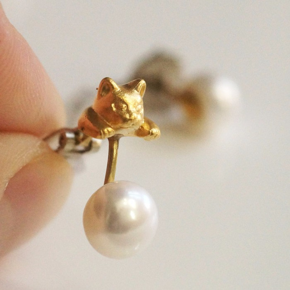 珍珠和貓咪的夾式耳環／金 單耳 第5張的照片
