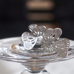 雛菊與白粉蝶的淡水珍珠耳環（單耳）銀 第1張的照片
