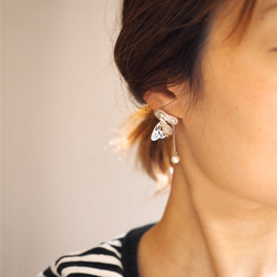 雛菊與白粉蝶的淡水珍珠耳環（單耳）銀 第2張的照片