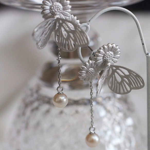 雛菊與白粉蝶的淡水珍珠耳環（單耳）銀 第4張的照片