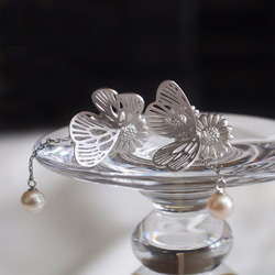 雛菊與白粉蝶的淡水珍珠耳環（單耳）銀 第5張的照片
