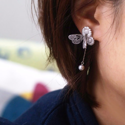 雛菊與白粉蝶的淡水珍珠耳環（單耳）銀 第6張的照片
