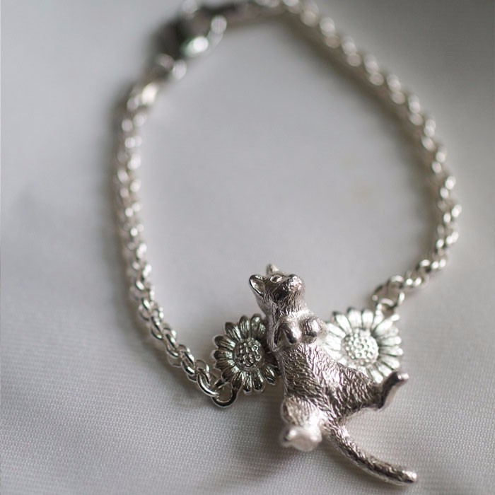 ごろん白猫ブレスレット