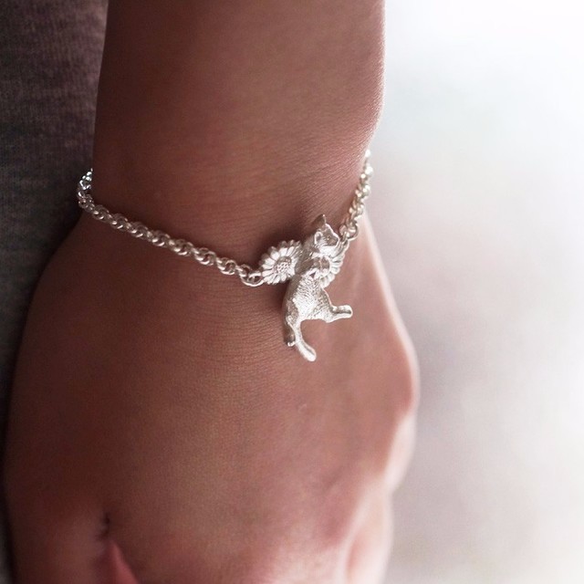 ごろん白猫ブレスレット