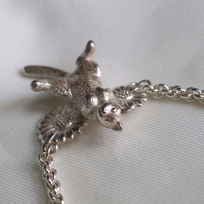 ごろん白猫ブレスレット