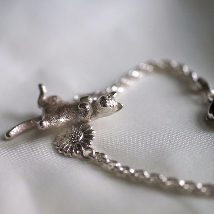 ごろん白猫ブレスレット