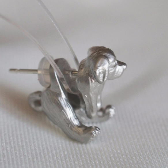 垂耳小狗造型耳環 （霧面銀色） 第3張的照片