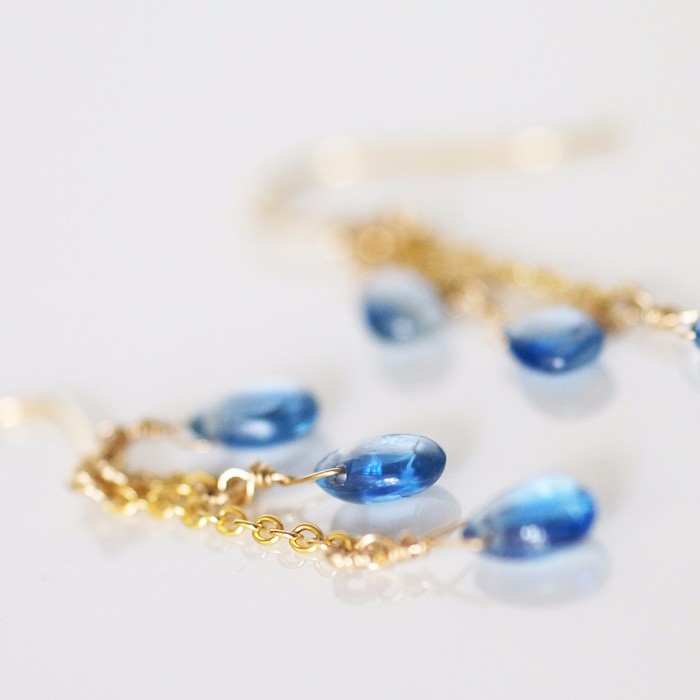 ゆらめき粒ピアス　カイヤナイト