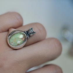 水晶和綠松石彩色貓戒指 第2張的照片