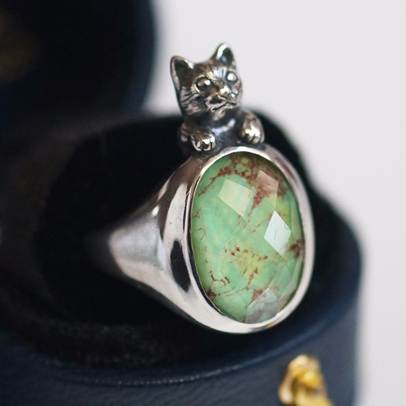 水晶和綠松石彩色貓戒指 第4張的照片