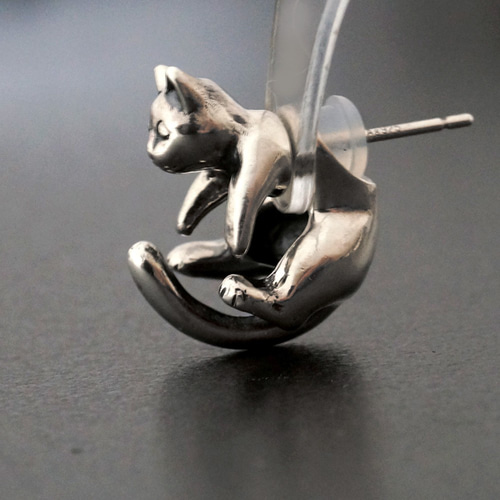くるっと丸まった猫ピアス ラテュ Silver・片耳