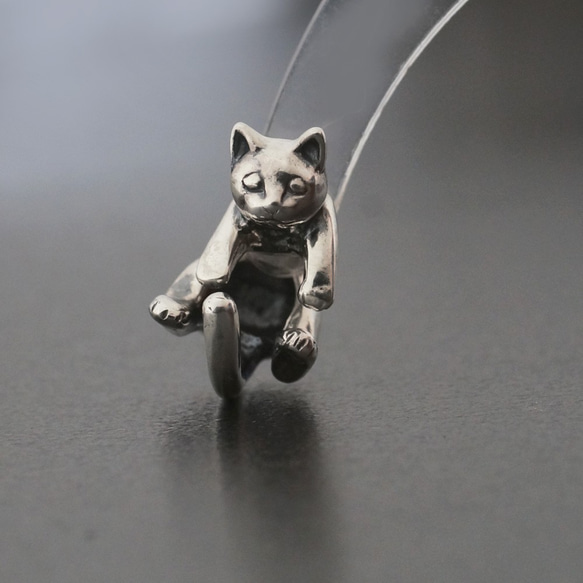 くるんと丸まった猫ピアス　ラテュ Silver 片耳 3枚目の画像