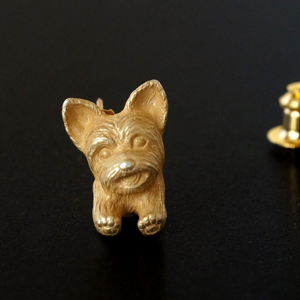 ヨークシャテリアの犬ピンブローチ 真鍮 3枚目の画像