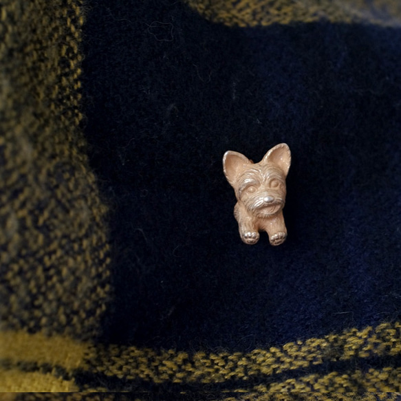ヨークシャテリアの犬ピンブローチ 真鍮 5枚目の画像