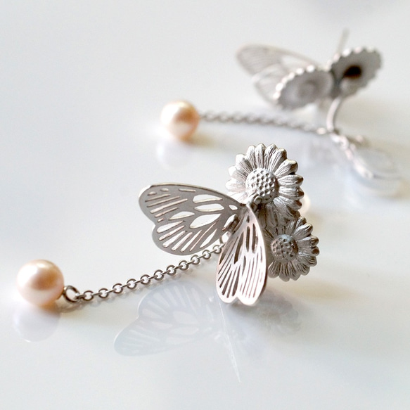 雛菊與白粉蝶的淡水珍珠耳夾式耳環（單耳）銀 第1張的照片