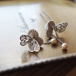 雛菊與白粉蝶的淡水珍珠耳夾式耳環（單耳）銀 第2張的照片