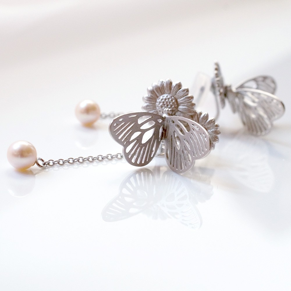 デイジーとモンシロチョウの淡水パールイヤリング(片耳)シルバー