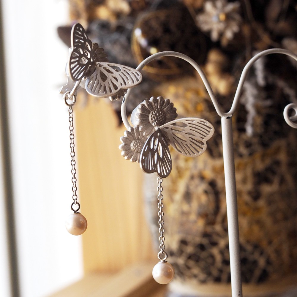 デイジーとモンシロチョウの淡水パールイヤリング(片耳)シルバー