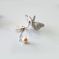 雛菊與白粉蝶的淡水珍珠耳夾式耳環（單耳）銀 第7張的照片