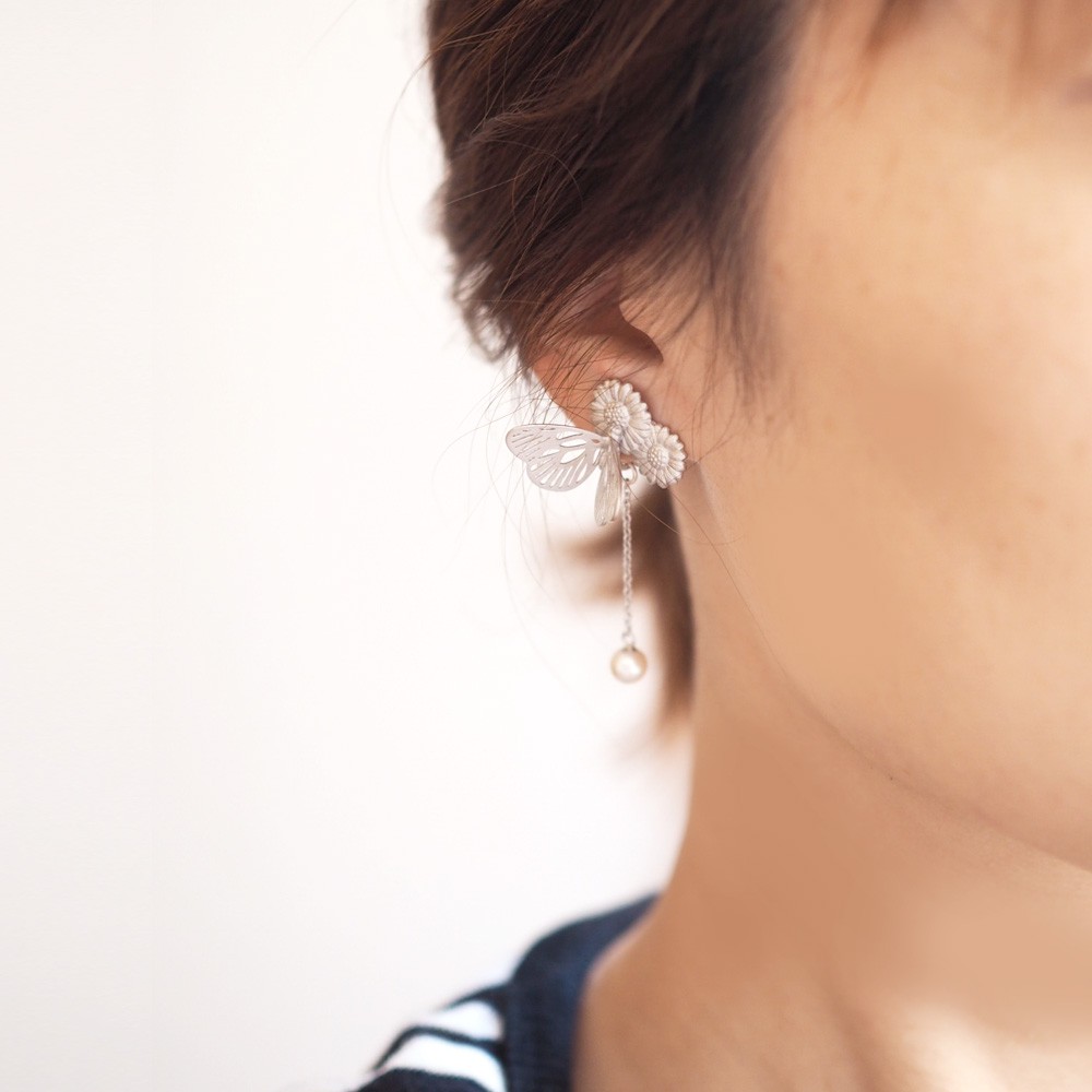 デイジーとモンシロチョウの淡水パールイヤリング(片耳)シルバー
