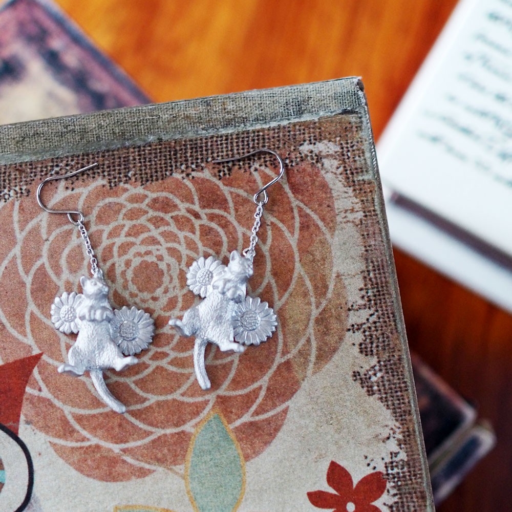 ごろん猫ピアス マットシルバー 片耳