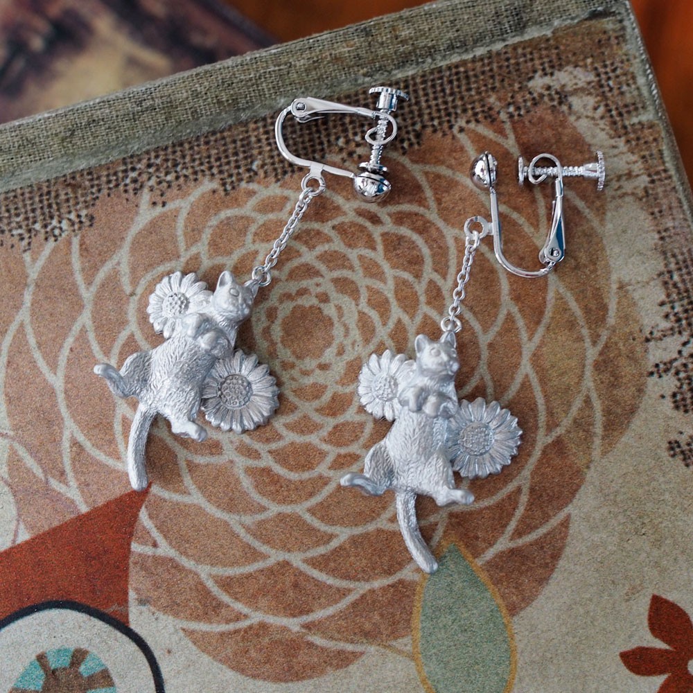 ごろん猫イヤリング マットシルバー 片耳