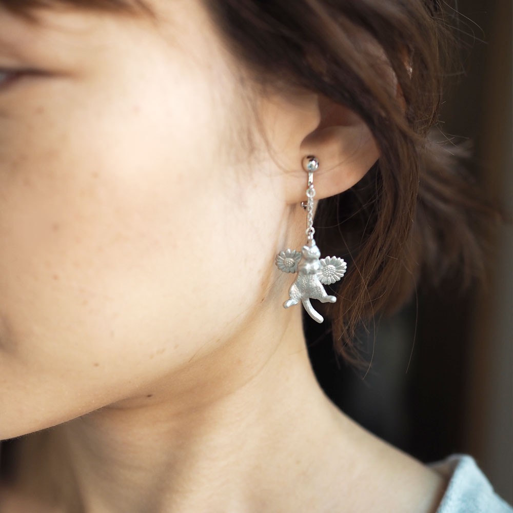 ごろん猫イヤリング マットシルバー 片耳