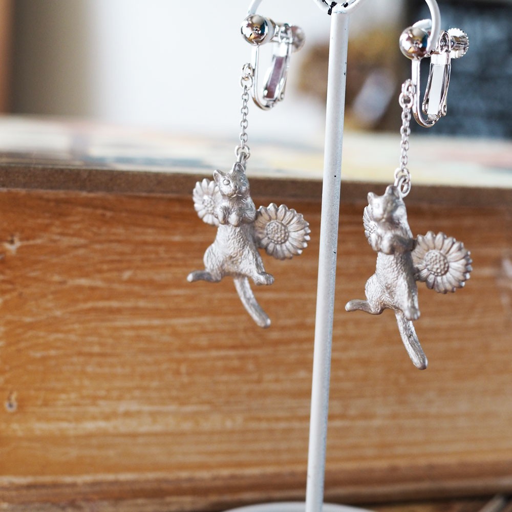 ごろん猫イヤリング マットシルバー 片耳