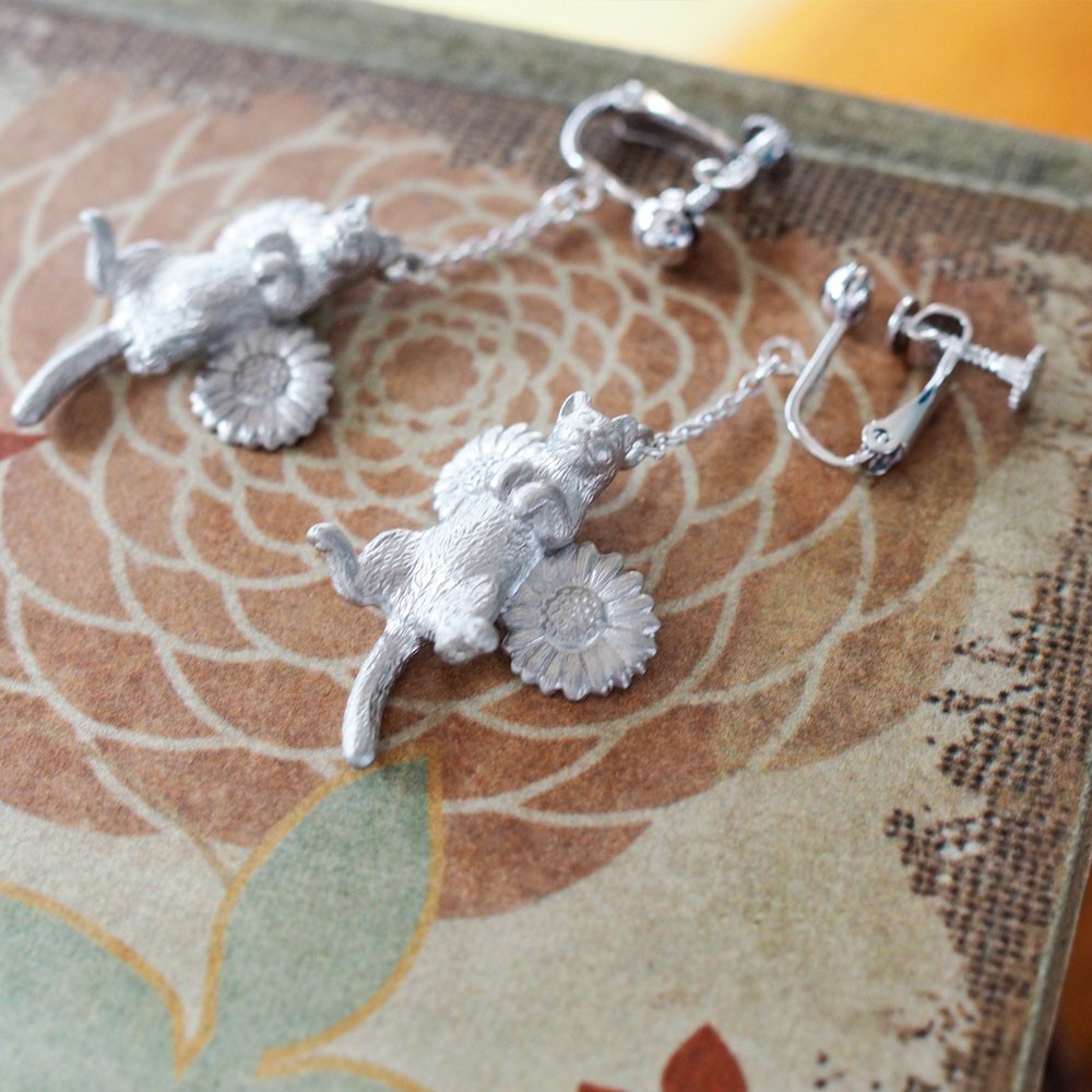 ごろん猫イヤリング マットシルバー 片耳