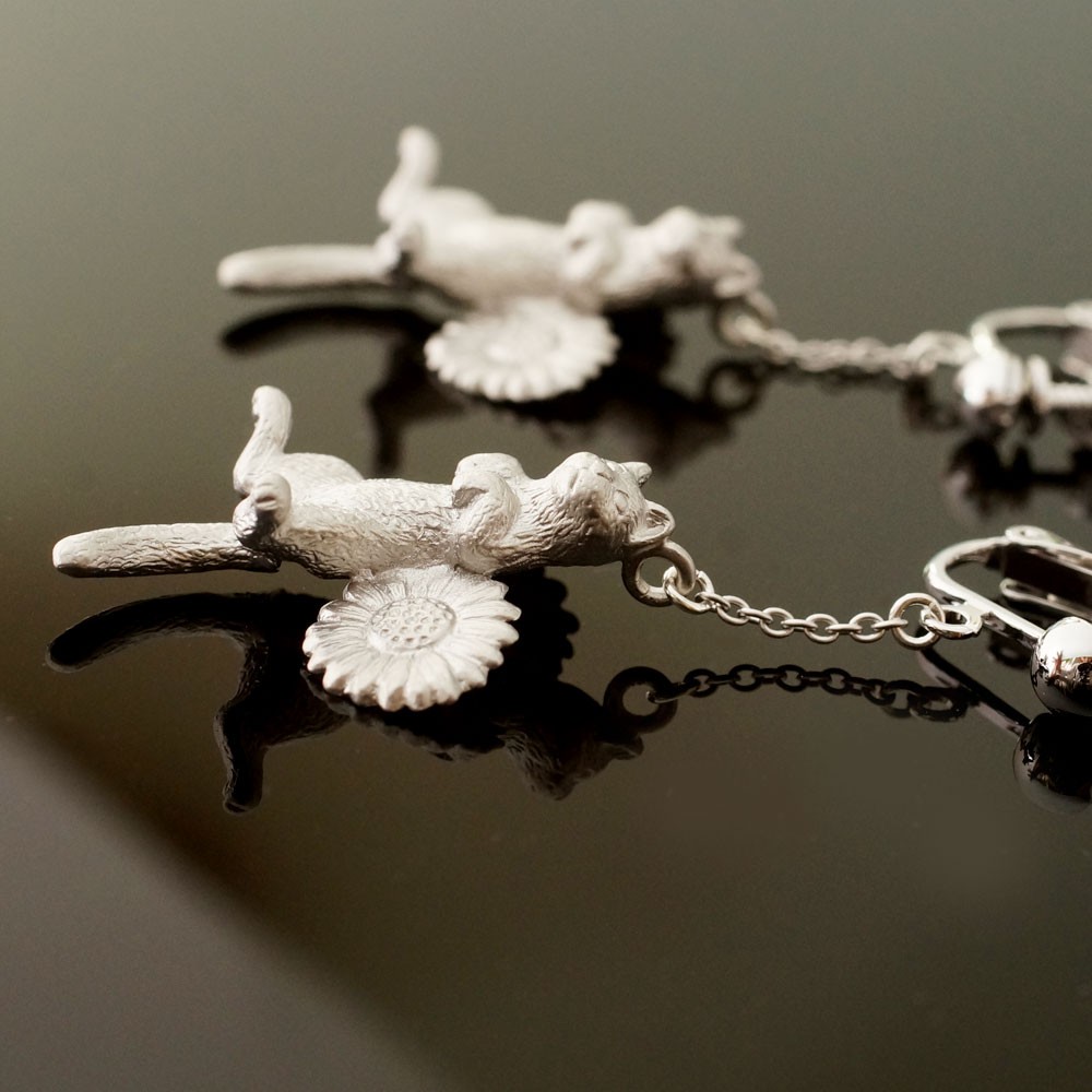 ごろん猫イヤリング マットシルバー 片耳