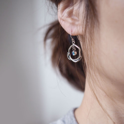 美麗的耳環（藍色托帕石和紅寶石）一隻耳朵 第2張的照片
